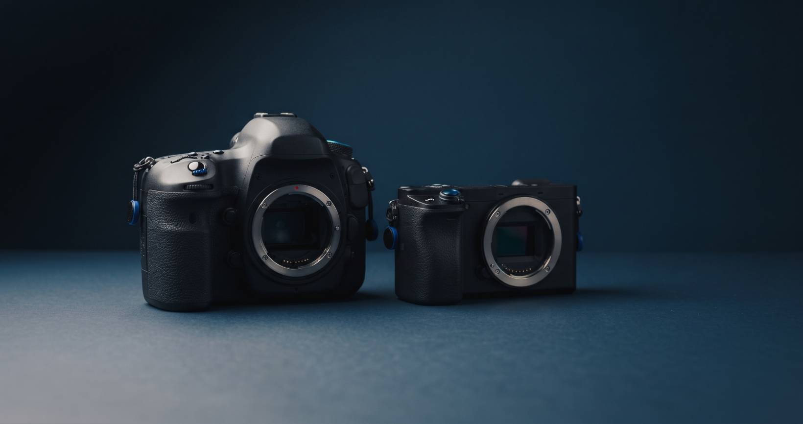 الفرق بين كاميرات DSLR والميرورلس: أيهما تختار؟